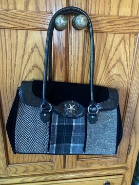 Patchwork Black & Gray Women's Tote Bag with Decorative Emblem